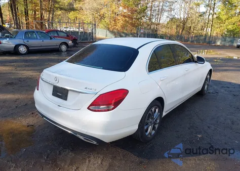 2016 Mercedes-Benz C 300 4Matic z USA, uszkodzony, nr VIN 55SWF4KB1GU115389